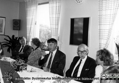 Sjukhusdirektör Bernt Petersson avtackas
Kapsel 23 med bilder från Eslöv-Orups-Hörbys sjukvårdsdistrikt. Påskrift på kuvertet det låg i: "Direktionen 1986-1988. Ordf. Mary Nilsson. Direktionen hela. Mary Nilsson. besök av prinsessan Christina aug-85. Studieresa till Bohuslän Nov.88. Avslut 1987 Kärråkra. 2784-2789 Dir. avtackning av Bernt Peterson". Ingen påskrift på bilden. Bernt Petersson med kaffekopp i bildens mitt. Originalfoto. Omonterat.
Nyckelord: Kapsel 23;Direktion;Direktion;Ordförande;Fest;Sjukhusdirektör;Avtackning