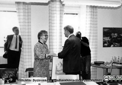 Direktionsordförande Mary Nilsson avtackar Bernt Petersson
Kapsel 23 med bilder från Eslöv-Orups-Hörbys sjukvårdsdistrikt. Påskrift på kuvertet det låg i: "Direktionen 1986-1988. Ordf. Mary Nilsson. Direktionen hela. Mary Nilsson. besök av prinsessan Christina aug-85. Studieresa till Bohuslän Nov.88. Avslut 1987 Kärråkra. 2784-2789 Dir. avtackning av Bernt Peterson". Ingen påskrift på bilden. Mary Nilsson avtackar Bernt Petersson. Originalfoto. Omonterat.
Nyckelord: Kapsel 23;Orup;Hörby;Direktion;Sjukhusdirektör;Ordförande;Avtackning