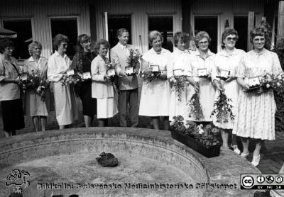 Förtjänstgåvor pensionärer, Orup-Eslöv-Hörby sjukvårdsdistrikt, okänt år
Kapsel 23 med bilder från Orup. Kuvert med påskrift "Förtjänstgåvor pensionärer. 1980. 1981 Utsikten. 1982 Hörby. 1983. 1984. 1985 Hörby. 1986 Förtjänstgåva. 1987 Hörby. 1988 Tåbelund. 1989 Långstorp". Ingen påskrift på bilden. Originalfoto. Ej monterat.
Nyckelord: Kapsel 23;Orup;Personal;Avtackning
