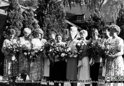 Utdelning av förtjänstgåvor
Kapsel 23 med bilder från Eslöv-Orups-Hörbys sjukvårdsdistrikt. Påskrift på kuvertet det låg i: "Förtjänstgåvor 1990 - Långtorp. 1991 - Hurva Gästis. 1992 - Inga 25-åringar. 1997 Åkersberg". Påskrift på bilden: "4 fr v: Elsa Dahl. 3 fr v: Anitha Johansson. 2 fr v: Eva Persson. 3 fr h: Margit Nilsson. 5 fr v: Inga-Britt Johansson". Originalfoto. Monterat.
Nyckelord: Kapsel 23;Orup;Hörby;Eslöv;Avtackning;Personal