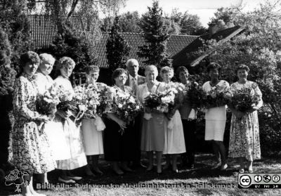 Utdelning av förtjänstgåvor
Kapsel 23 med bilder från Eslöv-Orups-Hörbys sjukvårdsdistrikt. Påskrift på kuvertet det låg i: "Förtjänstgåvor 1990 - Långtorp. 1991 - Hurva Gästis. 1992 - Inga 25-åringar. 1997 Åkersberg". Påskrift på bilden: "4 fr v:Elsa Dahl. 3 fr v: Anitha Johansson. 2 fr v: Eva Persson. 3 fr h: Margit Nilsson. 5 fr v: Inga-Britt Johansson". Originalfoto. Monterat.
Nyckelord: Kapsel 23;Orup;Hörby;Eslöv;Avtackning;Personal