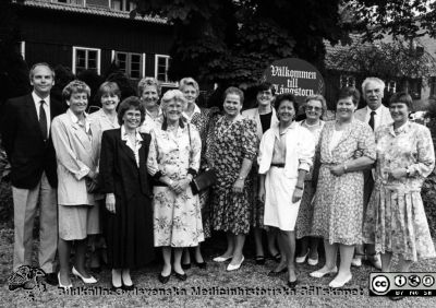 Utdelning av förtjänstgåvor 1990
Kapsel 23 med bilder från Eslöv-Orups-Hörbys sjukvårdsdistrikt. Påskrift på kuvertet det låg i: "Förtjänstgåvor. 1990- Långtorp. 1991- Hurva Gästis. 1992- Inga 25-åringar. 1997 Åkersberg". Påskrift på bilden: "1990". Originalfoto. Omonterat.
Nyckelord: Kapsel 23;Orup;Eslöv;Hörby;Avtackning;Personal