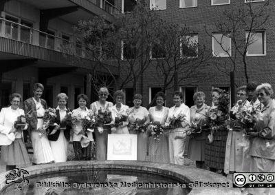 Utdelning av förtjänstgåvor. 1987.  25-åringar
Kapsel 23 med bilder från Eslöv-Orups-Hörbys sjukvårdsdistrikt. Påskrift på kuvertet det låg i: "Förtjänstgåvor. 1990- Långtorp. 1991- Hurva Gästis. 1992- Inga 25-åringar. 1997 Åkersberg". Påskrift på bilden: "1987 25-åringar". Originalfoto. Omonterat.
Nyckelord: Kapsel 23;Orup;Eslöv;Hörby;Avtackning;Personal