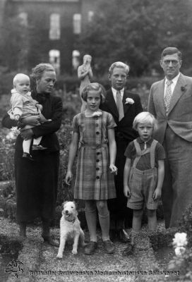 Gösta Lundh (1889 - 1948) med fru Ingeborg (1896 - 1982) och sina fyra barn, Brita, Göran, Bengt och Lena  
Foto c:a 1937 vid överläkarvillan i Landskrona
