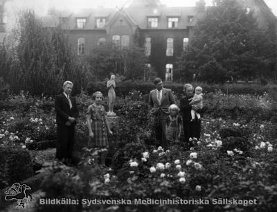 Gösta Lundh (1889 - 1948) med fru Ingeborg (1896 - 1982) och sina fyra barn, Brita, Göran, Bengt och Lena
Foto i överläkarvillans rosengård i Landskrona.
