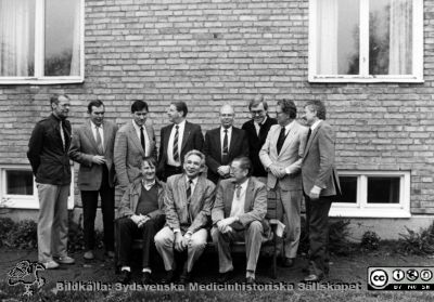 Sjukhusdirektörsträff på Hörby kursgård 1979
Kapsel 23 med bilder från Eslöv-Orups-Hörbys sjukvårdsdistrikt. Påskrift på kuvertet det låg i: "Sjukhusdirektörsträff på Hörby kursgård 1979" och på själva bilden intet. Sittande från vänster Bernt Petersson Alex Margulies och okänd. Stående nr 5 från vänster Kurt Roos. Nr 7 Ingvar Wiberg. Originalfoto. Monterat
Nyckelord: Kapsel 23;Hörby;Direktör;Möte