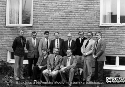 Sjukhusdirektörsträff på Hörby kursgård 1979
Kapsel 23 med bilder från Eslöv-Orups-Hörbys sjukvårdsdistrikt. Påskrift på kuvertet det låg i: "Sjukhusdirektörsträff på Hörby kursgård 1979" och på själva bilden intet. Sittande från vänster Bernt Petersson, Alex Margulies och okänd. Stående nr 5 från vänster Kurt Roos. Nr 7 Ingvar Wiberg. Originalfoto. Monterat
Nyckelord: Kapsel 23;Hörby;Direktör;Möte