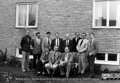 Sjukhusdirektörsträff på Hörby kursgård 1979
Kapsel 23 med bilder från Eslöv-Orups-Hörbys sjukvårdsdistrikt. Påskrift på kuvertet det låg i: "Sjukhusdirektörsträff på Hörby kursgård 1979" och på själva bilden intet. Sittande från vänster Bernt Petersson Alex Margulies och okänd. Stående nr 5 från vänster Kurt Roos. Nr 7 Ingvar Wiberg. Originalfoto. Monterat
Nyckelord: Kapsel 23;Hörby;Direktör;Möte