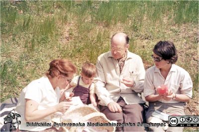 Ivar Borg, kirurg på Malmö Allmänna Sjukhus (MAS), 1965
Familjeutflykt. Foto Torsten Landberg.
Nyckelord: MAS;Malmö;Allmänna;Sjukhus;Kirurgi