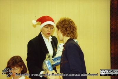 Sjukhusdirektör Karin Christensson delar ut julklapp.
Kapsel 23 med bilder från Eslöv-Orups-Hörbys sjukvårdsdistrikt. Påskrift på kuvertet det låg i: "Sjukhusdirektörser Bernt Petersson 1977-1987. Lars Borgvall 1988-1990. Karin Christensson 1990-1994. Rita Jedlert 1984-1997". Sjukhusdirektör Karin Christensson delar ut julklapp. Originalfoto. Monterat.
Nyckelord: Kapsel 23;Orup;Eslöv;Hörby;Sjukhusdirektör;Personal;Julklapp;Jul