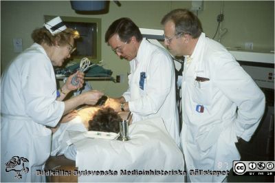 Hypertermibehandling i Malmö 1987. 
Syster Elsa Jönsson, dr Clas Ebbe Lindholm, dr Torsten Landberg.
Nyckelord: Onkologi;Radiologi;Malmö;Allmänna;Sjukhus
