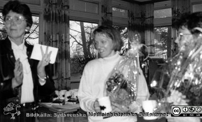 Direktionsordförande Ing-Marie Lundberg delar år 1992 ut pris till 1991 års förslagsställare. Vinnaren av Londonresan i vitt.
Kapsel 23 med bilder från Eslöv-Orups-Hörbys sjukvårdsdistrikt. Påskrift på kuvertet det låg i: "Förslagsverksamhet. 1992-utlottning Londonresa. 1991 års förslagsställare". Påskrift på bilden: "Vinnaren till Londonresan i vitt". Originalfoto. Monterat.
Nyckelord: Kapsel 23;Orup;Hörby;Eslöv;Avtackning;Personal;Belöning