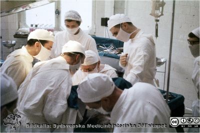 Helge B. Wulff opererar 1956 på Malmö Allmänna Sjukhus
Dr Olle Lundskog närmast kameran, narkosläkare. Kanske s. Elisabeth Borstam som instrumenterande sköterska. Foto Torsten Landberg. 
Nyckelord: Kirugi;Malmö;Allmänna;Sjukhus;Operation