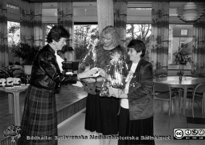 Direktionsordförande Ing-Marie Lundberg delar år 1992 ut pris till 1991 års förslagsställare
Kapsel 23 med bilder från Eslöv-Orups-Hörbys sjukvårdsdistrikt. Påskrift på kuvertet det låg i: "Förslagsverksamhet. 1992-utlottning Londonresa. 1991 års förslagsställare". Ingen påskrift på bilden. Originalfoto. Monterat.
Nyckelord: Kapsel 23;Orup;Hörby;Eslöv;Avtackning;Personal;Belöning