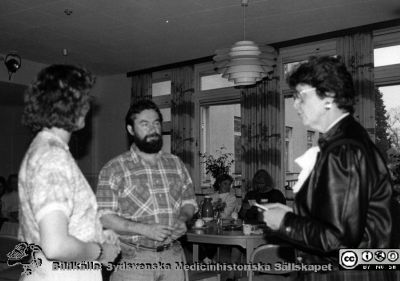 Direktionsordförande Ing-Marie Lundberg delar år 1992 ut pris till 1991 års förslagsställare
Kapsel 23 med bilder från Eslöv-Orups-Hörbys sjukvårdsdistrikt. Påskrift på kuvertet det låg i: "Förslagsverksamhet. 1992-utlottning Londonresa. 1991 års förslagsställare". Ingen påskrift på bilden. Originalfoto. Monterat.
Nyckelord: Kapsel 23;Orup;Hörby;Eslöv;Avtackning;Personal;Belöning