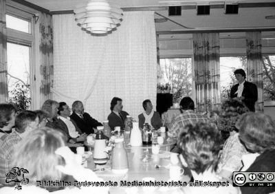 Ing-Marie Lundberg delar år 1992 ut pris till 1991 års förslagsställare
Kapsel 23 med bilder från Eslöv-Orups-Hörbys sjukvårdsdistrikt. Påskrift på kuvertet det låg i: "Förslagsverksamhet. 1992-utlottning Londonresa. 1991 års förslagsställare". Ingen påskrift på bilden. Originalfoto. Monterat.
Nyckelord: Kapsel 23;Orup;Hörby;Eslöv;Avtackning;Personal;Belöning;Fest