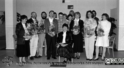 Direktionsordförande Ing-Marie Lundberg delar år 1992 ut pris till 1991 års förslagsställare. Vinnaren av Londonresan i vitt.
Kapsel 23 med bilder från Eslöv-Orups-Hörbys sjukvårdsdistrikt. Påskrift på kuvertet det låg i: "Förslagsverksamhet. 1992-utlottning Londonresa 1991 års förslagsställare". Ingen påskrift på bilden. Originalfoto. Monterat.
Nyckelord: Kapsel 23;Orup;Hörby;Eslöv;Avtackning;Personal;Belöning