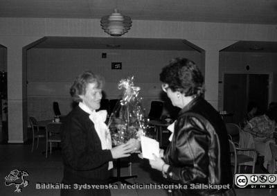 Direktionsordförande Ing-Marie Lundberg delar år 1992 ut pris till 1991 års förslagsställare
Kapsel 23 med bilder från Eslöv-Orups-Hörbys sjukvårdsdistrikt. Påskrift på kuvertet det låg i: "Förslagsverksamhet. 1992-utlottning Londonresa. 1991 års förslagsställare". Ingen påskrift på bilden. Originalfoto. Monterat.
Nyckelord: Kapsel 23;Orup;Hörby;Eslöv;Avtackning;Personal;Belöning
