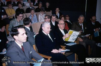 Från Torsten Landbergs disputation på Radiologiska kliniken i Lund 1970
I betygskommittén närmast kameran, från vänster; Paul Edman, Martin Lindgren, C.-G. Ahlström (med ett Toddyblad utgivet den dagen). Bortom Martin Lindgren skymtar Torsten Andersson (i glasögon). Foto disputanden. 
Nyckelord: Disputation;Universitet;Lund;Radiologisk;Klinik;Onkologisk;Lund