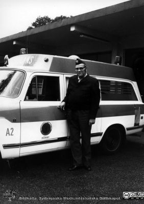 Ambulansstationen Hörby. Bernt Isacsson. eller Ulf Lindström
Kapsel 23. Omärkt bild. Originalfoto. Ej monterat. I kuvert märkt "Ambulansstationen Hörby. 75-82. 83-85 Bernt Isacsson. 324-327 Ulf Lindström". Foto under 1900-talets sista fjärdedel.
Nyckelord: Kapsel 23;HÃ¶rby;Ambulans;Station;Ambulansstation