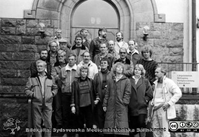 Servicepersonal på Orup 1989
Kapsel 23. Märkning: "1989". Originalfoto. Monterat. I kuvert märkt "Förre maskinchefen Sten Andersson. Hela avd. 1986. Rolf Nilsson. Försörjningschef Kurt-L Färjh. Snickarna. Maskinpersonalen 1988. Trädgårdsmästarna. Beredskapsavdelningen i parken 1983 Orup. Parkvård AB 1994."
Nyckelord: Kapsel 23;Orup;Personal;Fastighet;Underhåll;Service;1980-talet