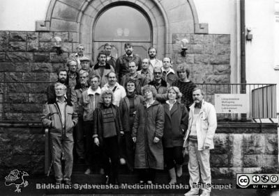 Servicepersonal på Orup 1989
Kapsel 23. Märkning: "1989". Originalfoto. Monterat. I kuvert märkt "Förre maskinchefen Sten Andersson. Hela avd. 1986. Rolf Nilsson. Försörjningschef Kurt-L Färjh. Snickarna. Maskinpersonalen 1988. Trädgårdsmästarna. Beredskapsavdelningen i parken 1983 Orup. Parkvård AB 1994."
Nyckelord: Kapsel 23;Orup;Underhåll;Service;1980-talet;Personal