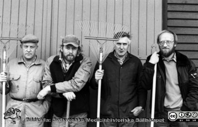 Park Orup 1989
Kapsel 23. Inga namn på bilden. Park Orup 1989. I kuvert märkt "Förre maskinchefen Sten Andersson. Hela avd. 1986. Rolf Nilsson. Försörjningschef Kurt-L Färjh. Snickarna. Maskinpersonalen 1988. Trädgårdsmästarna. Beredskapsavdelningen i parken 1983 Orup. Parkvård AB 1994". Originalfoto. Monterat
Nyckelord: Kapsel 23;Orup;Service;Personal;Park