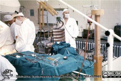 Öppen hjärtkirurgi i Malmö 1956
Patientens blod syrsätts i den stora bubbeloxygenatorn i bildens mitt. Foto Torsten Landberg.
Nyckelord: Kirurgi;Operation;Hjärta;Thorax;Malmö;Allmänna;Sjukhus