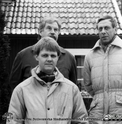 Sven-Arne Olsson + Jan B Tullberg + Sven Axelsson c:a 1990
Kapsel 23. Sven-Arne Olsson + Jan B Tullberg + Sven Axelsson c:a 1990. I kuvert märkt "Förre maskinchefen Sten Andersson. Hela avd. 1986. Rolf Nilsson. Försörjningschef Kurt-L Färjh. Snickarna. Maskinpersonalen 1988. 
Nyckelord: Kapsel 23;Orup;Eslöv;Hörby;Service;Personal