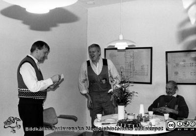 Sjukhusdirektör Bernt Petersson avtackar en man i arbetskläder
Kapsel 23. Omärkt bild i kuvert märkt "Maskin. Orup. Reningsverket 1984. Skorstenen. Kurt L Färjh. Ivan Nilsson. Gunnar Malmros. Rolf Nilsson. Wille Malmström. avtackning. Sjukhusdirektör Bernt Petersson avtackaer en man i arbetskläder. Foto rimligen under 1900-talets sista fjärdedel.
Nyckelord: Kapsel 23;Orup;Avtackning;Personal