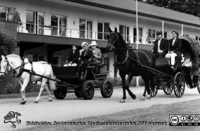 Utflykt med häst och vagn för att roa patienterna på sjukhemmet i Hörby under sista fjärdedelen av 1900-talet. 
Kapsel 23. Bild från kapsel med bilder från Orup-Eslöv-Hörbys sjukvårdsdistrikt. Originalfoto. Ej monterat.
Nyckelord: Kapsel 23;Hörby;Omsorg;Vårdhem;Exteriör