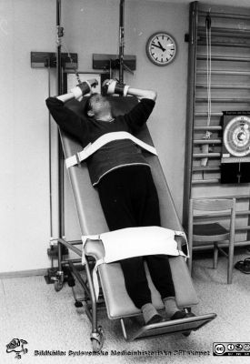 Sträckbehandling
Kapsel 23. Omärkt bild från kapsel med bilder från Orup-Eslöv-Hörbys sjukvårdsdistrikt. Originalfoto. Ej monterat. Patient i sträckbehandling för rehabilitering.
Nyckelord: Kapsel 23;Orup;Eslöv;Hörby;Sträckbehandling;Sträck;Rehab;Rehabilitering