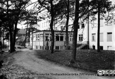 Nordfasaden på Orups sjukhus
Kapsel 23. Orups sjukhus. Bild från Orup-Eslöv-Hörbys sjukvårdsdistrikt. Originalfoto. Rimligen från sista fjärdedelen av 1900-talet. Monterat.
Nyckelord: Kapsel 23;Orup;Sjukhus;Exteriör