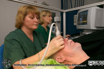 Elzbieta Krolikowska och Anette Holmén, biomedicinska analytiker på Malmö Allmänna Sjukhus
Från vänster: Biomedicinska analytikerna Elzbieta Krolikowska och Anette Holmén som hjälpte Ulf Havelius i hans projekt med ultraljudsundersökningar av ögats cirkulation i ljus och mörker (A ophthalmica och A centralis retinae). Foto Johnny Ring 2006. 
Nyckelord: UMAS;MAS;Malmö_;Allmänna;Sjukhus;Oftalmologi;Klinisk;Fysiologi;Adaptation;Mörker;Seende