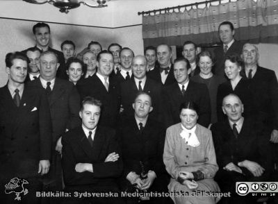 Emil Håkanssons 50-årsdag 1947?. 
Kapsel 25	Längst ner till höger Axel Magnusson, bakom honom Selina Håkansson, t. v. om henne, Anna Burdeman(?). Emil Håkanssons 50-årsdag 1947?. Personal på St Lars? Originalfoto. Monterat
Nyckelord: Kapsel 25;Personal;Fest