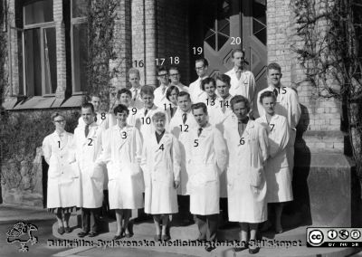 Kirurgkurs i Lund 1958
Kapsel 25	 Jensen Foto Lund  1. Lisa-Greta Petersson, 2. Olle Svensson, 3. Birgit Kull, 4. Siw Nilsson, 5. Hans-Olof Efsing, 6. Kari Lenz, 7. Lena Arwidsson, 8. Allan Norgren, 9. Lena Salomonsson, 10. Gunnar Sundström, 11. Lena Stråberg, 12 Bo Bengtsson, 13. Maimu Niinepuu, 14. Göran Sundén, 15. Carl-Magnus Kjellstrand, 16. Yngve Einerth, 17. Pavo Hedner, 18. Berner Jakobsson, 19. Lars Gleisner, 20. Göran Persson". Originalfoto. Monterat
Nyckelord: Kapsel 25;Kursfoto;Jensen