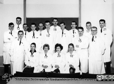 Kirurgkursen höstterminen 1962
Kapsel 25. 1. Andreasson, Lars. 3. Gösta Larsson 4. Ove Elisson? 5. Bengt Engerström, 6. Ebbe Eriksson 7. Ingvar Frenander 8. Nils-Olof Jacobsson 9. Hans Koch 10 Ragnhild Kornfält 11. Gunilla Kroon 12. Mats Larsson 13. Per Lindell 14. Lennart Ling 15. Leif Nilsson 16. Marianne Nilsson 17. Bo Nordbäck, 18. Tord Olsson 19. Kerstin Pettersson 20. Ava Rudin 21. Birgit Teigland 22 Ulf Ulmsten. Originalfoto. Monterat
Nyckelord: Kapsel 25;Kursfoto;Jensen