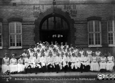 Läkare och personal på Malmö Allmänna sjukhus någon gång i början av 1900-talet
Kapsel 25. Påskrift: "Fr. v. Okänd, Okänd, S. Ebba BB, Carlsten, Friberg, Gröné, Bergman, Pfannenstill, Löfberg, Okänd, Okänd, Axel Bauer, Husmor Emma Lundberg, Okänd, Rut Lundskog." Originalfoto, rimligen från Malmö Allmänna Sjukhus. Monterat. Fotograf okänd.
Nyckelord: Kapsel 25;Personal;Malmö;Allmänna;Sjukhus1900-talet