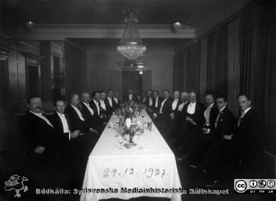 Karlskrona läkarförening 70 år
Kapsel 25. Karlskrona läkarförening 70 år 29/12 1927. Kongresser och sammanträden. Originalfoto D. F. Källman, Karlskrona. Monterat.Enligt bibliotekarie Sten Ekenberg år 2012 är herrarna (från vä.): 1: NN, 2: S.W. Kihlstedt??, 3:NN, 4: Carl Weideman, 5-10: NN, 11: Erik Sandqvist, 12: A.P.H. Hintze, 13: J.J.J. Reuterborg, 14: Anders Christer-Nilsson, 15: K.A. Söderberg, 16: Ivar Borgström (apotekare), 17: Johan Wideén, 18: Algot Lindskog, 19: NN

Nyckelord: Kapsel 25;Konferens;Fest