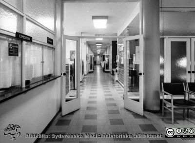 Onkologiska kliniken i Lund. Mottagningen, korridor vid entrén
Foto Ola Terje låda A bild 2/8. Slutet på 1980-talet. 
Nyckelord: Terje;1980-talet;Onkologi;Klinik;Interiör;Mottagning