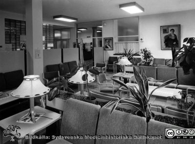 Onkologiska kliniken i Lund i slutet på 1980-talet. Väntrum på mottagningen
Foto Ola Terje låda A 3/8. Slutet på 1980-talet. Onkologiska kliniken i Lund. Mottagningen. Väntrum. På bortre väggen ses en bild av kung Gustav V, för kliniken tillkom ursprungligen som Gustav V:s jubileumsklinik, med medel insamlade till hans 70-årsdag 1928. Tavlan till höger är borgmästarinnan Linnea Humbla, målad 1919 av Ove Zerge. Systrarna Humbla skänkte medel till en forskningsfond på Radiologiska Kliniken.

Nyckelord: Terje;1980-talet;Onkologi;Klinik;Interiör;Mottagning