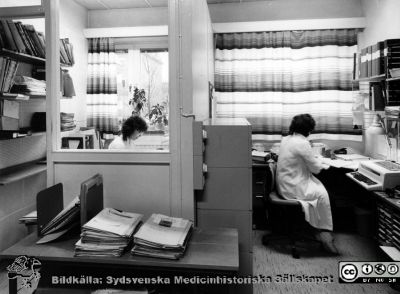 Onkologiska kliniken i Lund i slutet på 1980-talet. Expeditioner på radiofysikavdelningen
Foto Ola Terje låda A 4/2. Slutet på 1980-talet. Onkologiska kliniken i Lund. Radiofysikavdelningen. Radiofysiker Inger-Lena Lamm.
Nyckelord: Terje;1980-talet;Onkologi;Klinik;Interiör;Radiofysik