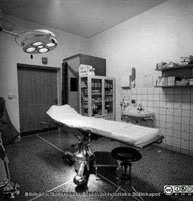 Onkologiska kliniken i Lund i slutet på 1980-talet. Liten operationssal.
Foto Ola Terje låda A 5/3. Slutet på 1980-talet. Onkologiska kliniken i Lund. Liten operatsionssal, trdoligen avd. för gynekologisk onkologi.
Nyckelord: Terje;1980-talet;Onkologi;Klinik;Interiör;Mottagning;Operation;Operationssal;Poliklinik