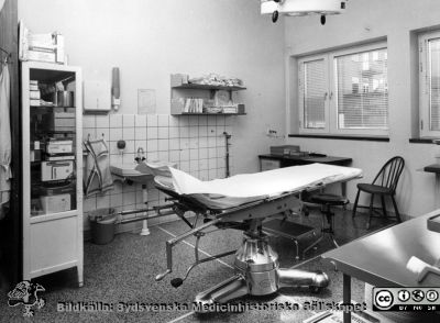 Onkologiska kliniken i Lund i slutet på 1980-talet. Undersökningsrum.
Foto Ola Terje låda A 6/10. Slutet på 1980-talet. Onkologiska kliniken i Lund. Undersökningsrum på avdelningen för gynekologisk onkologi
Nyckelord: Terje;1980-talet;Onkologi;Klinik;Interiör;Undersökningsrum;Gynekologi