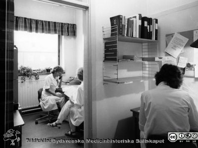 Onkologiska kliniken i Lund i slutet på 1980-talet. Expeditioner på arkivet.
Foto Ola Terje låda A 6/1. Slutet på 1980-talet. Onkologiska kliniken i Lund. Expedition. Dr Maria Albertsson till vänster.
Nyckelord: Terje;1980-talet;Onkologi;Klinik;Interiör;Mottagning;Expedition;Arbetsrum;Arkiv