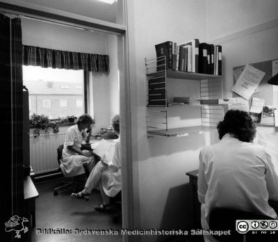 Onkologiska kliniken i Lund i slutet på 1980-talet. Expeditioner på arkivet.
Foto Ola Terje låda A 6/4. Slutet på 1980-talet. Onkologiska kliniken i Lund. Expedition. Dr Maria Albertsson till vänster.  
 

Nyckelord: Terje;1980-talet;Onkologi;Klinik;Interiör;Mottagning;Arbetsrum;Arkiv