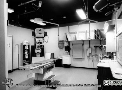 Onkologiska kliniken i Lund. Högvoltsavdelningen med "koboltkanon"
Foto Ola Terje låda A 7/3. Slutet på 1980-talet. Högvoltsavdelningen med [60]-cobolt apparat för behandling.
Nyckelord: Terje;1980-talet;Onkologi;Klinik;Interiör;Högvoltsavdelning;Koboltkanon