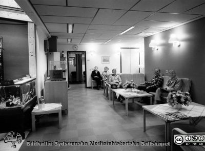 Onkologiska kliniken i Lund. Nedersta väntrummet på högvoltsavdelningen 
Foto Ola Terje låda A bild 7/5. Slutet på 1980-talet. 
Nyckelord: Terje;1980-talet;Onkologi;Klinik;Interiör;Högvoltsavdelning;Väntrum