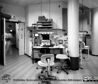 Onkologiska kliniken i Lund. Högvoltsavdelningen. Manöver- och observationsplats i slutet på 1980-talet
Foto Ola Terje låda A 8/2. Slutet på 1980-talet. Onkologiska kliniken i Lund. Högvoltsavdelningen. Manöver- och observationsplats. Rum för koboltbehandling till vänster.
Nyckelord: Terje;1980-talet;Onkologi;Klinik;Interiör;Högvoltsavdelning