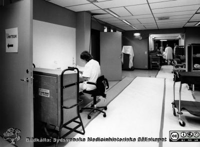 Onkologiska kliniken i Lund på 1980-talet
Foto Ola Terje låda A bild 13/5. Högvoltsavdelningen. Korridor. Installation av lineär accelerator pågår.
Nyckelord: Terje;1980-talet;Onkologi;Högvoltsavdelning;Korridor